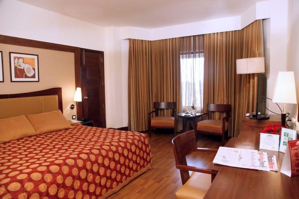 The Retreat Hotel & Convention Centre Мумбаи Экстерьер фото
