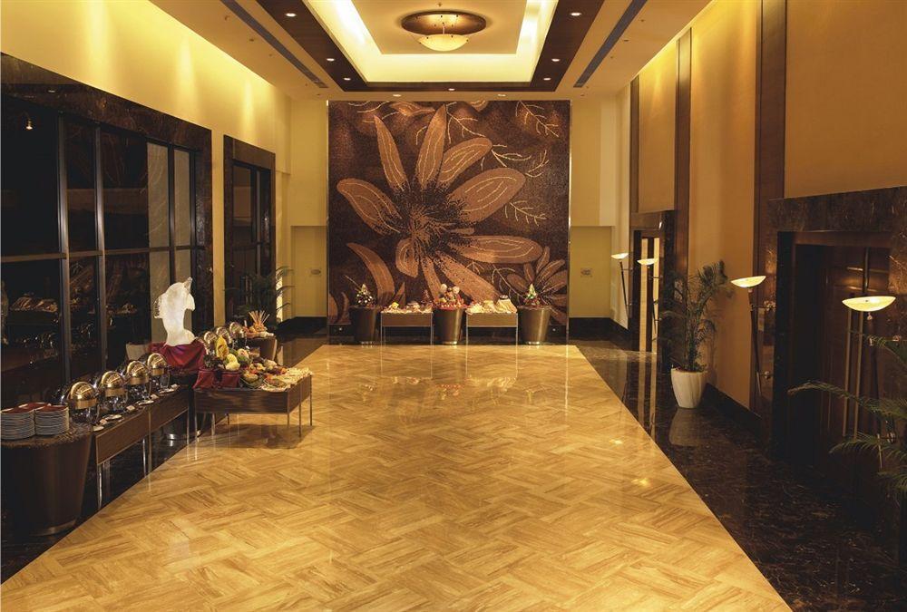 The Retreat Hotel & Convention Centre Мумбаи Экстерьер фото