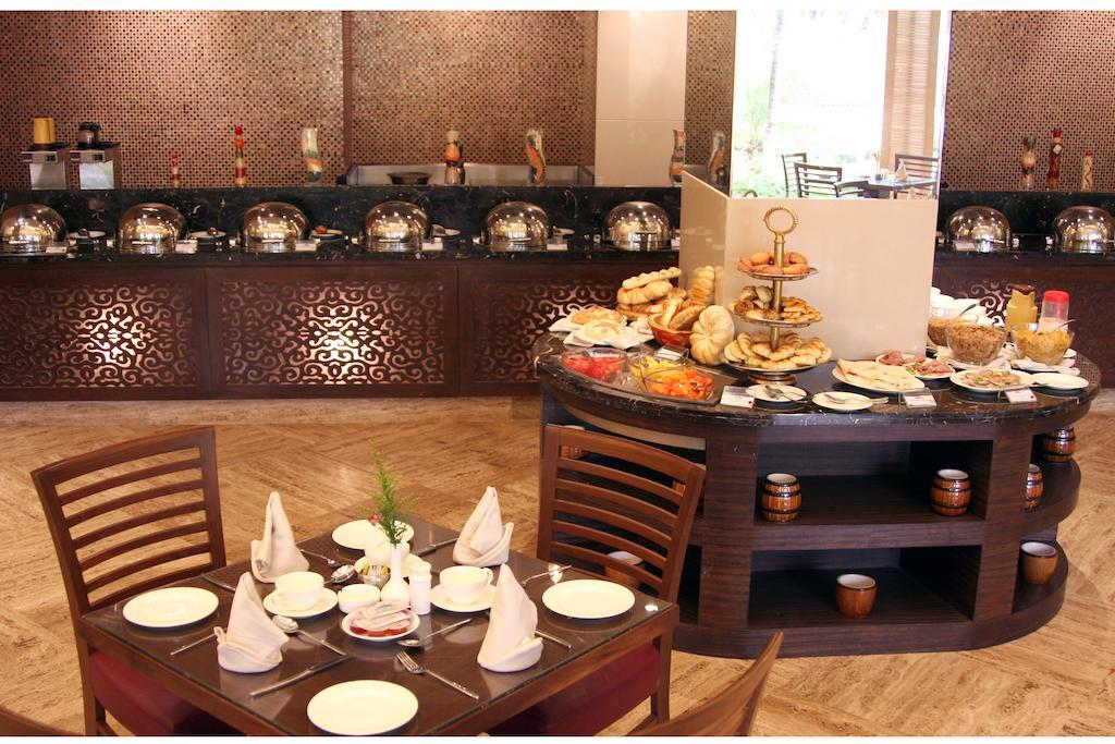 The Retreat Hotel & Convention Centre Мумбаи Экстерьер фото