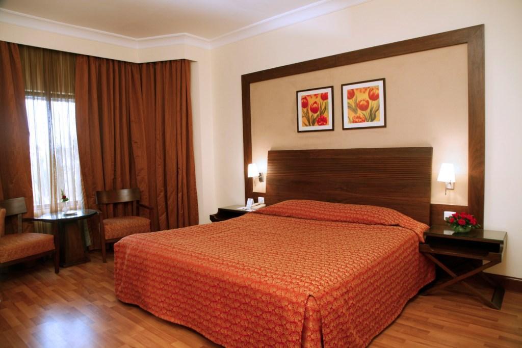 The Retreat Hotel & Convention Centre Мумбаи Экстерьер фото