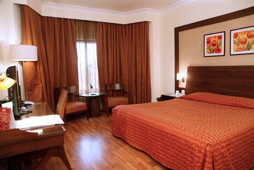 The Retreat Hotel & Convention Centre Мумбаи Экстерьер фото