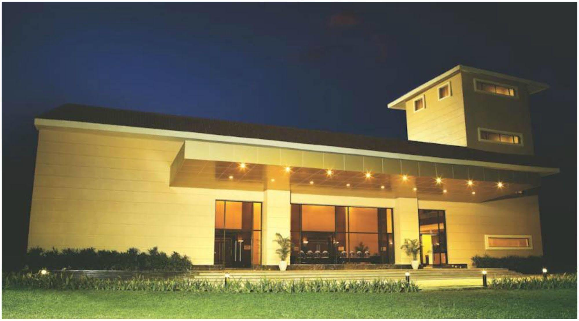 The Retreat Hotel & Convention Centre Мумбаи Экстерьер фото
