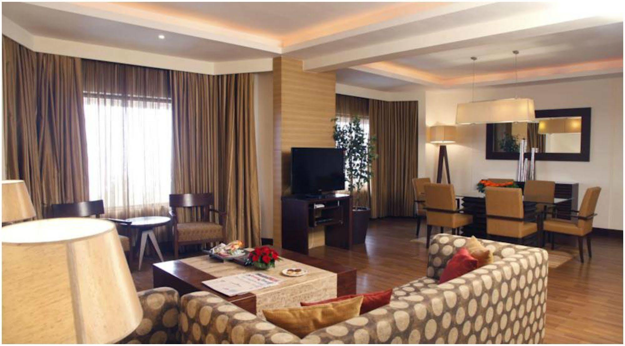 The Retreat Hotel & Convention Centre Мумбаи Экстерьер фото