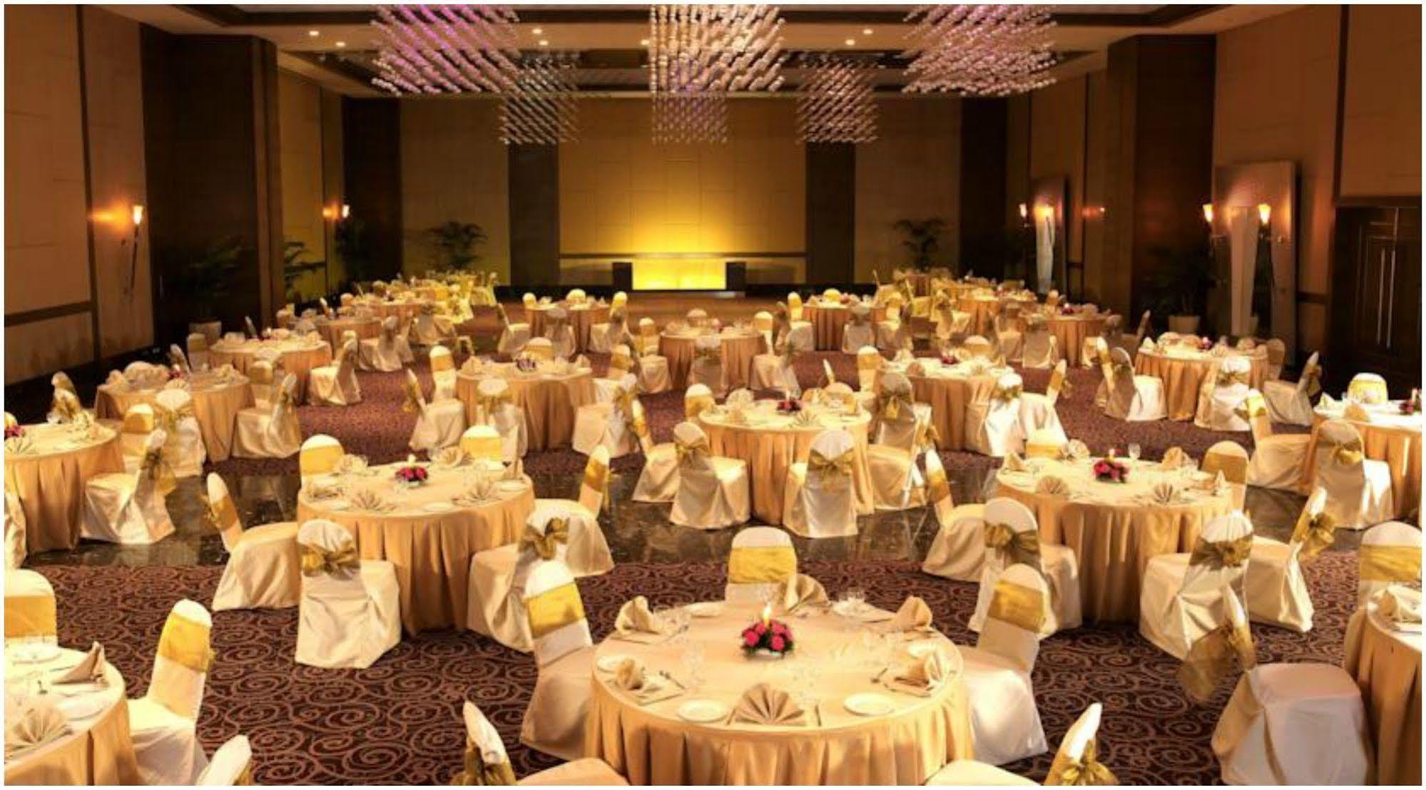 The Retreat Hotel & Convention Centre Мумбаи Экстерьер фото