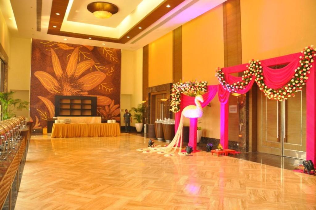 The Retreat Hotel & Convention Centre Мумбаи Экстерьер фото